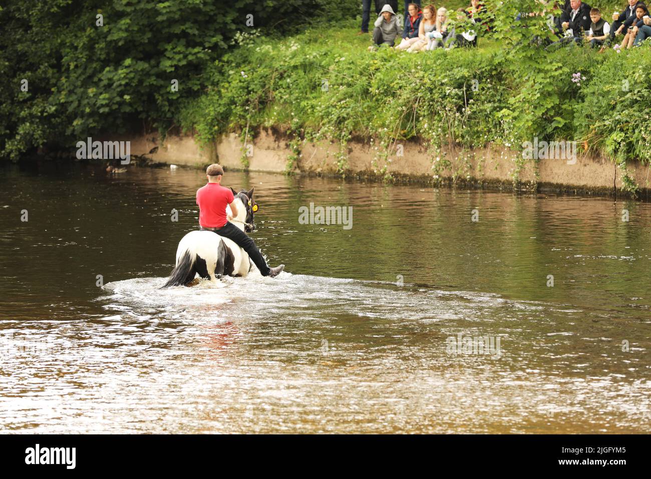 Ein junger Mann auf seinem Pferd im Fluss Eden, Appleby Horse Fair, Appleby in Westmorland, Cumbria Stockfoto