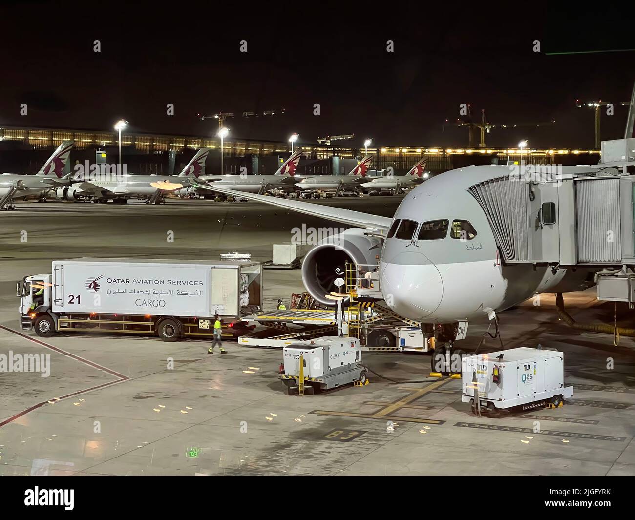Qatar Airways Flugzeug am Hamad Internationalen Flughafen. Qatar Airways ist in der Liste der sieben Fluggesellschaften mit den höchsten fünf Sternen aufgeführt Stockfoto