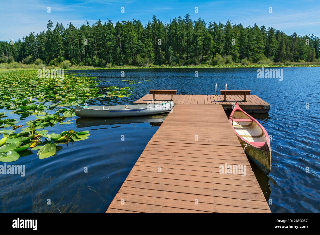 Washington, San Juan Island, Kanus am Dock Stockfoto