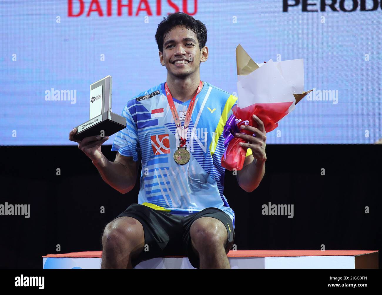 Kuala Lumpur, Malaysia. 10.. Juli 2022. Chico Aura DWI Wardoyo (R) aus Indonesien posiert mit seiner Medaille bei der Siegerehrung nach dem Einzelfinale der Männer der Perodua Malaysia Masters 2022 in der Axiata Arena, Bukit Jalil, für ein Foto. Chico Aura DWI Wardoyo gewann mit Noten; 22/21 : 21/15 Credit: SOPA Images Limited/Alamy Live News Stockfoto
