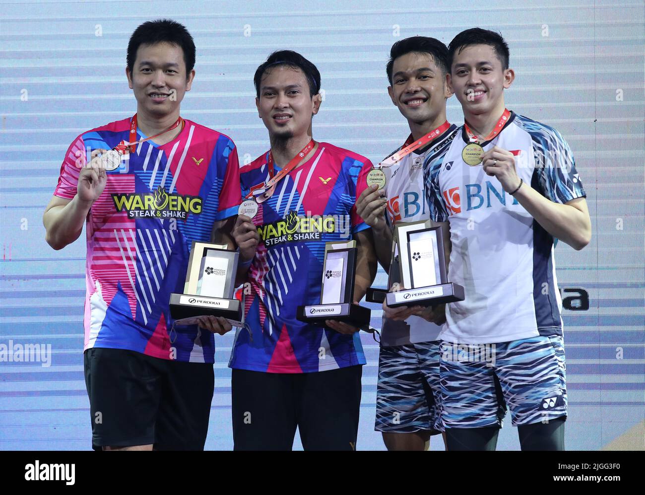 Kuala Lumpur, Malaysia. 10.. Juli 2022. (L-R) Hendra Setiawan und Mohammad Ahsan aus Indonesien mit Fajar Alfian und Muhammad Rian Aedianto aus Indonesien posieren für ein Foto mit ihren Medaillen bei der Siegerehrung nach dem Herrendoppel-Finale der Perodua Malaysia Masters 2022 in der Axiata Arena, Bukit Jalil. Fajar Alfian und Muhammad Rian Aedianto gewannen mit Punktzahlen; 21/21 : 12/19 (Foto von Wong Fok Loy/SOPA Images/Sipa USA) Kredit: SIPA USA/Alamy Live News Stockfoto