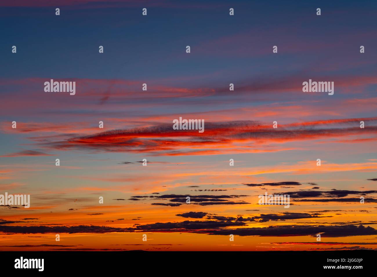 Schöner Sonnenuntergang mit Wolkenstreifen von Mai-Farben Stockfoto