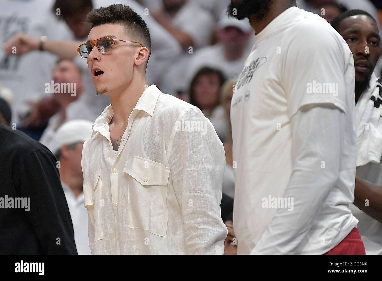 Miami, Usa. 25.. Mai 2022. Tyler Herro von Miami Heat beobachtet sein Team während der zweiten Hälfte des Playoff-Spiels der Eastern Conference Finals am Mittwoch, den 25. Mai 2022, beim Spielen der Boston Celtics. Herro diskutierte seine Startrolle, Pat Riley, als ein Event als Las Vegas Summer League. (Foto von Michael Laughlin/South Florida Sun Sentinel/TNS/Sipa USA) Quelle: SIPA USA/Alamy Live News Stockfoto