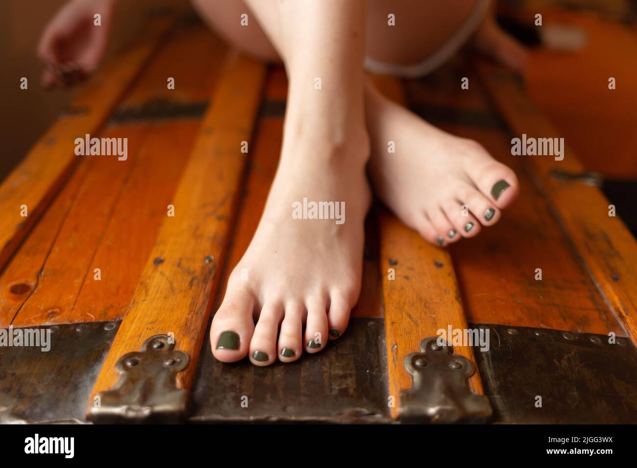 Nahaufnahme der Füße mit farbigen Nägeln Stockfoto