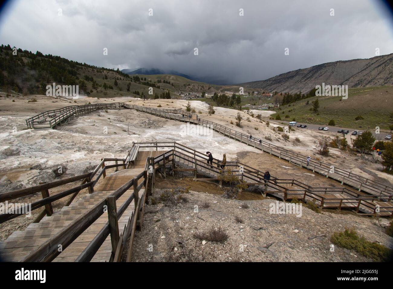 Touristen klettern auf den Boardwalk, um die Upper Terraces an den Mammoth Hot Springs im Yellowstone NP, WY, USA, zu sehen. Vorverschluss, 5/22 Stockfoto