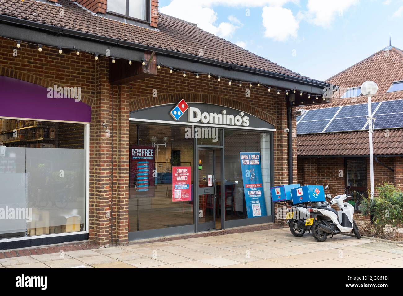 Domino's Pizza zum Mitnehmen und Mitnehmen der Pizza-Kette im Chineham Shopping Center, Basingstoke, Großbritannien. Werbung für Liefertreiber, Arbeitskräftemangel. Stockfoto