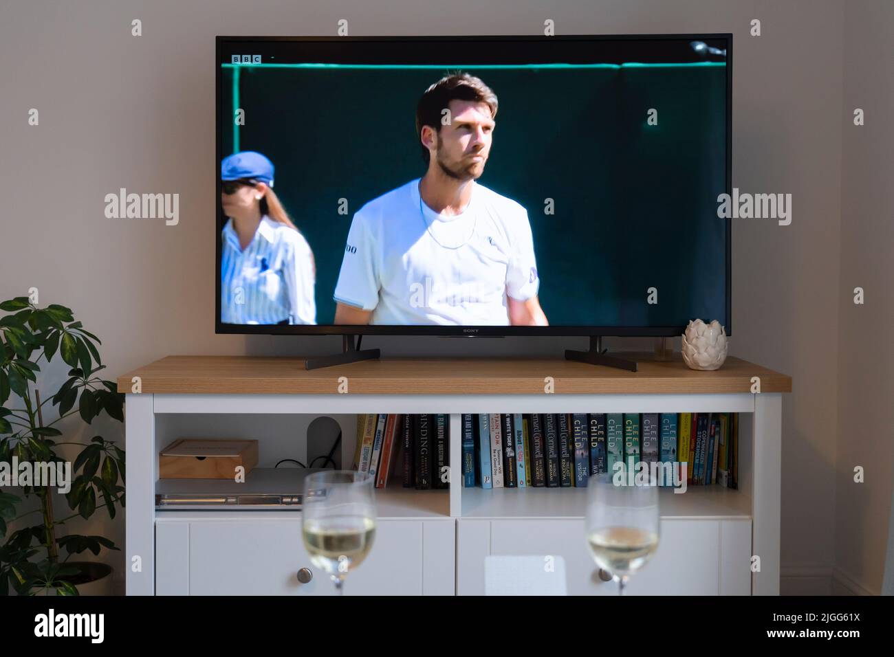 Cameron Norrie während seines Wimbledon 2022 Männer-Tennis-Halbfinales gegen Novak Djokovic am 8.. Juli 2022 auf einem Flachbildfernseher in einer Lounge. VEREINIGTES KÖNIGREICH Stockfoto