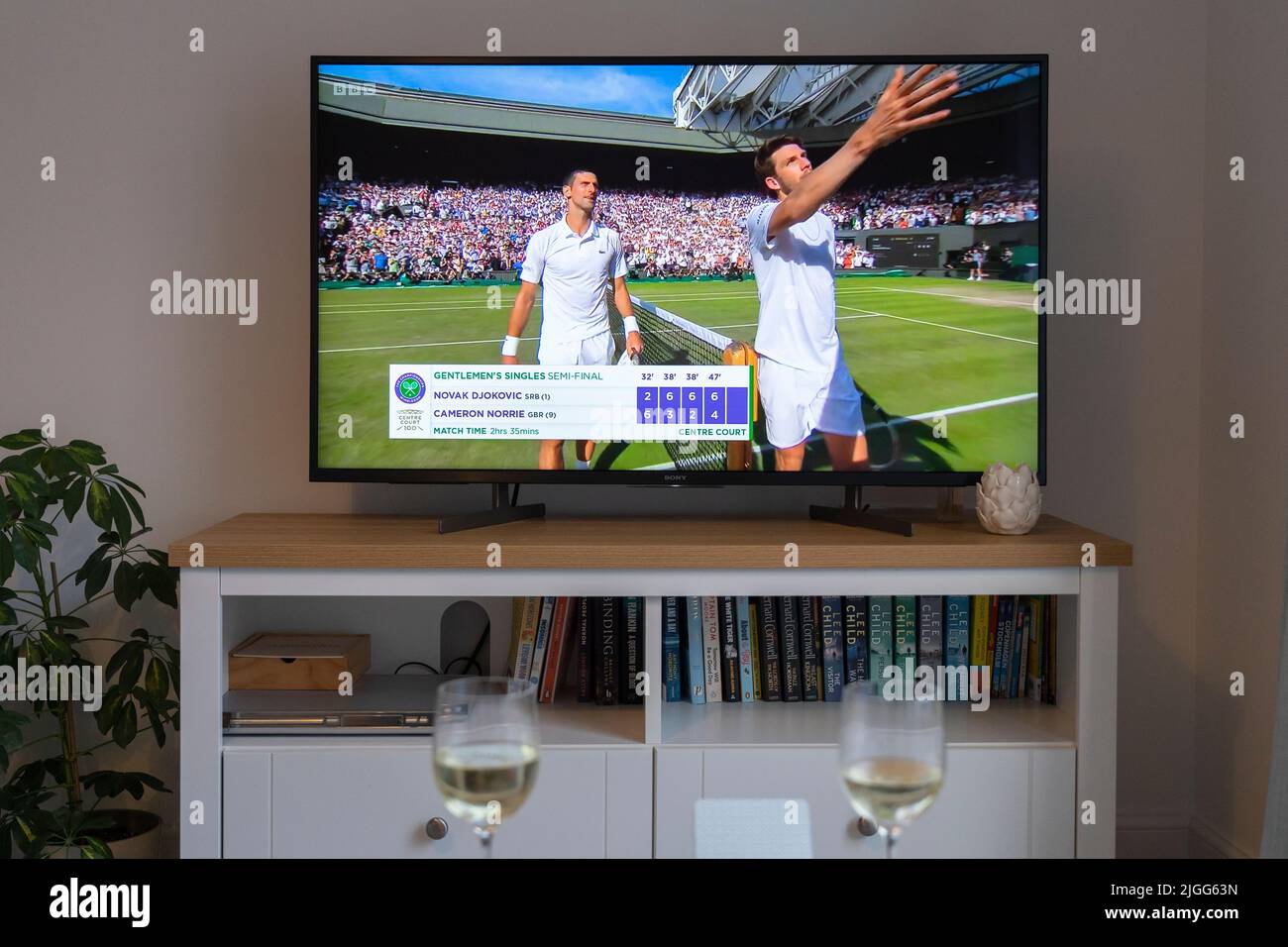 Cameron Norrie schüttelt am 8.. Juli 2022 im Halbfinale der Herren in Wimbledon 2022 gegen Novak Djokovic auf einem Flachbildfernseher die Hand des Schiedsrichters. VEREINIGTES KÖNIGREICH Stockfoto