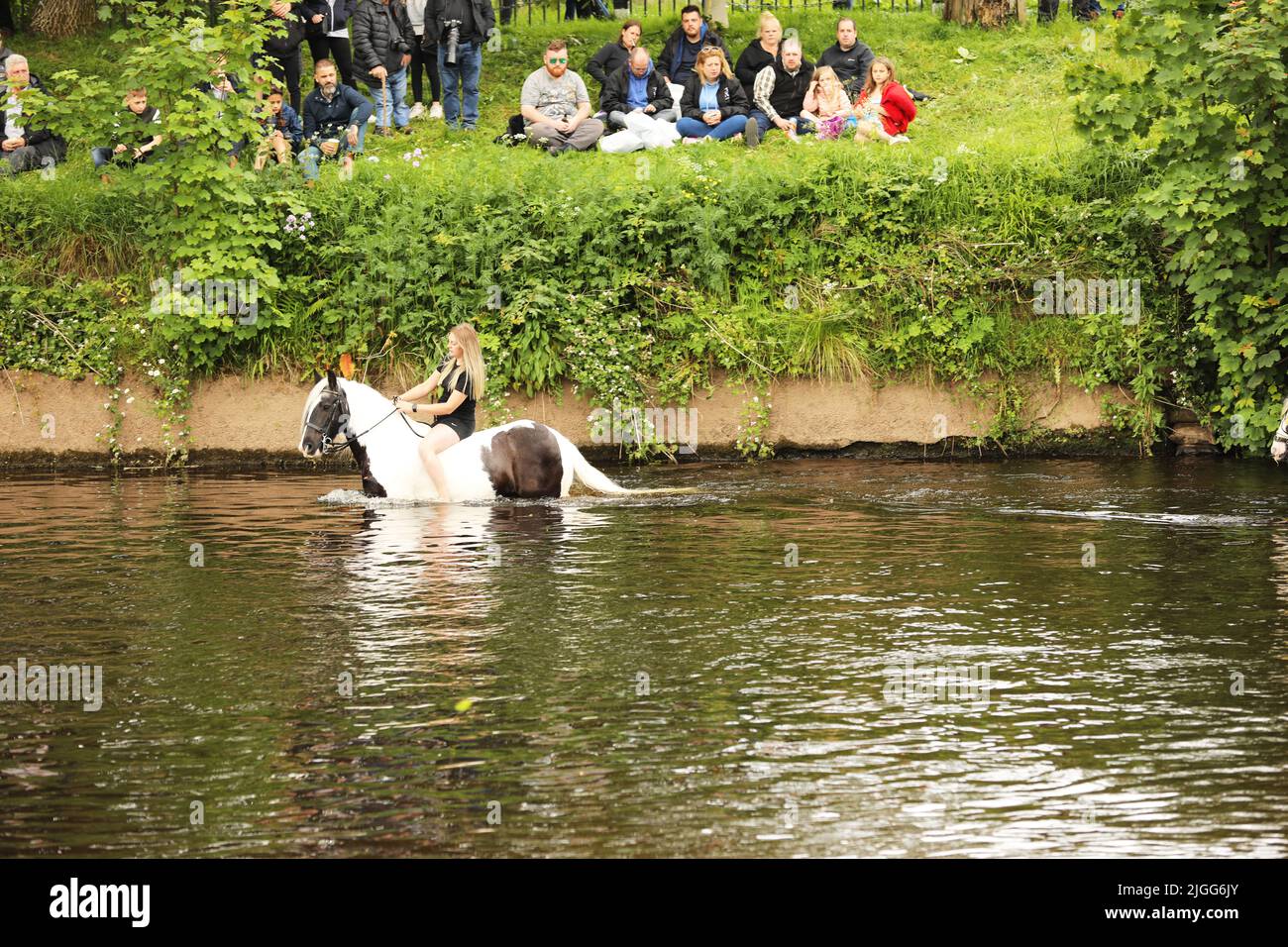 Eine junge Frau auf ihrem Pferd im Fluss Eden, Appleby Horse Fair, Appleby in Westmorland, Cumbria Stockfoto