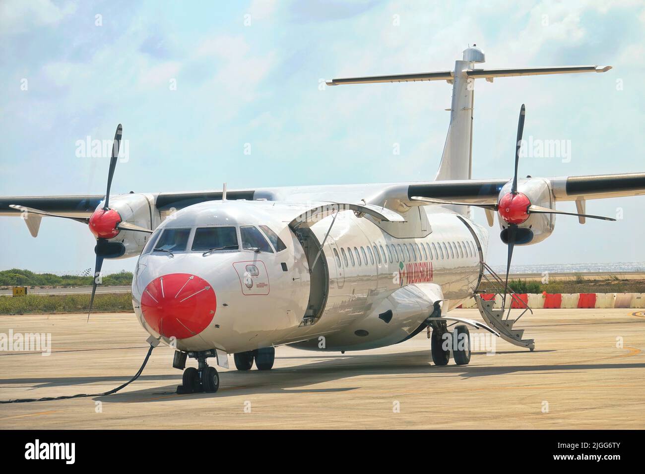 Blick auf ein Turboprop-Triebwerk, das am Flughafen zum Tanken angehalten wurde. LAMPEDUSA, ITALIEN - AUGUST 2019 Stockfoto
