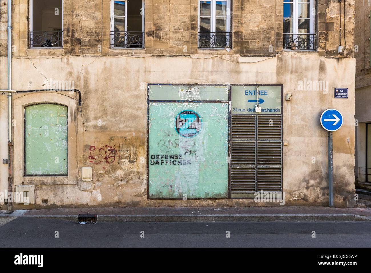 Heruntergekommenes Schaufenster, auf dem Sie die französischen Schriftzeichen 'defense d'aficher' in Avignon, Frankreich, sehen können Stockfoto