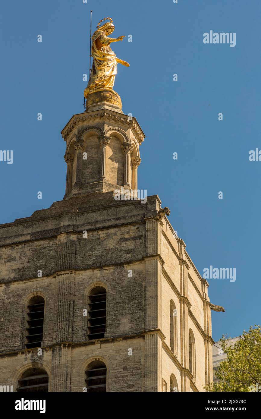 Goldene Madonna Figur auf dem päpstlichen Palast in Avignon, Frankreich Stockfoto