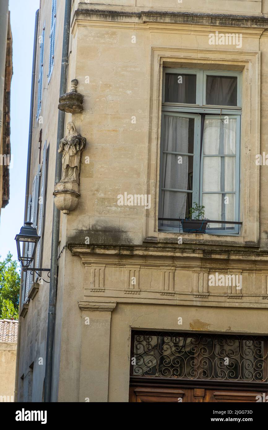 Typisch für Avignon sind die Madonna-Figuren an vielen Hausfassaden. Avignon, Frankreich Stockfoto