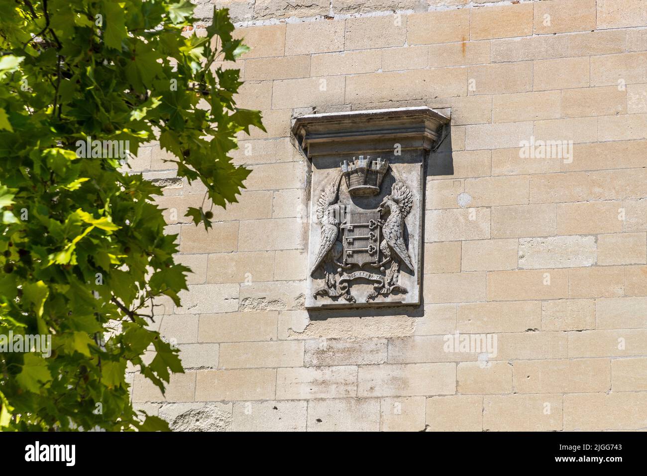 Drei Schlüssel charakterisieren das Wappen der Stadt Avignon, Frankreich Stockfoto