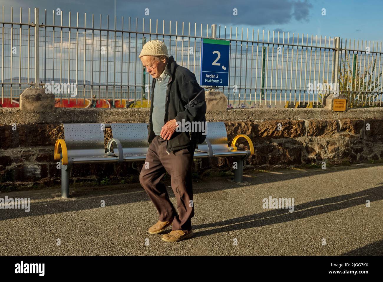 Alter Mann an der irischen DART-Haltestelle, Dublin Stockfoto