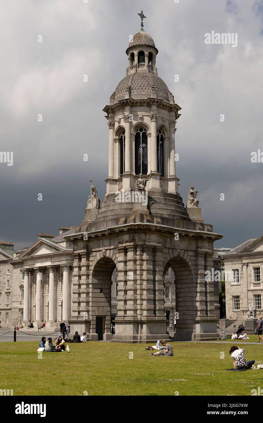 Der campanile Tower am Trinity College Dublin, Irland. Entworfen von Sir Charles Lanyon, aus Granit gebaut. Stockfoto