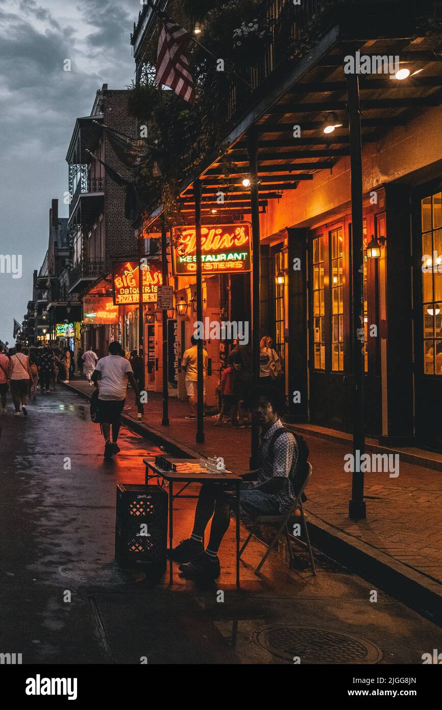 Bourboun Street in New Orleans (Louisiana) bei Nacht, zeigt die Reflexionen von Neonlichtern auf der Straße Stockfoto