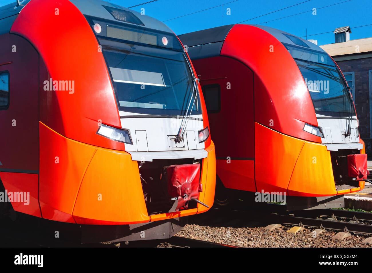 Zwei S-Bahnen stehen am Bahnhof Stockfoto