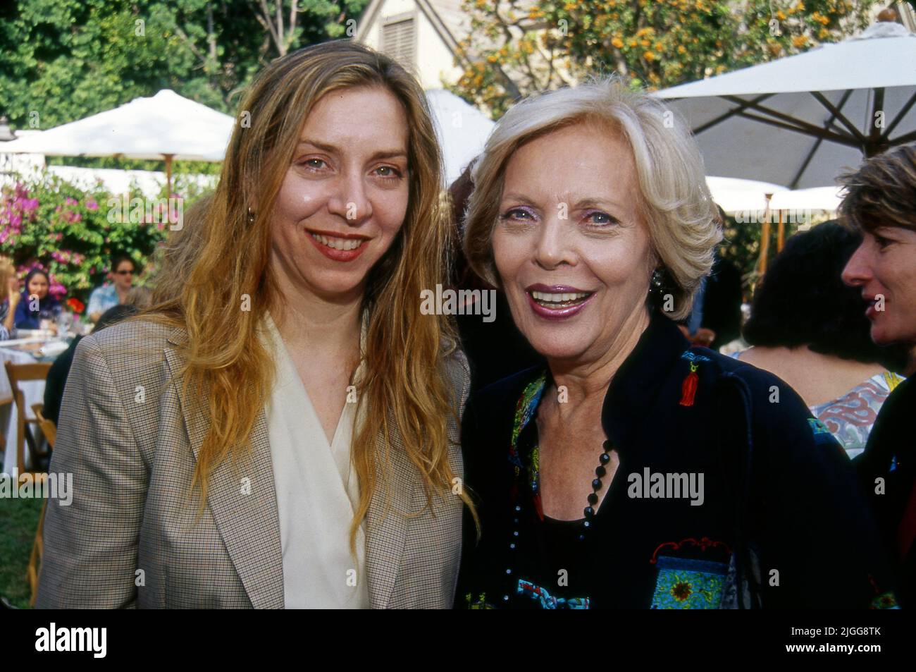 Barbara Bain, bekannt für ihre Rolle in der klassischen TV-Serie Mission Impossible mit ihrer Tochter bei einem Event für die ÄRA in Brentwood, CA, 2001 Stockfoto