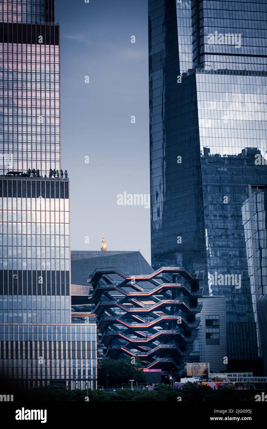 Stadtbild von Manhattan vom Hudson River aus, zeigt das Schiffsgebäude und die umliegenden Skyscapes Stockfoto
