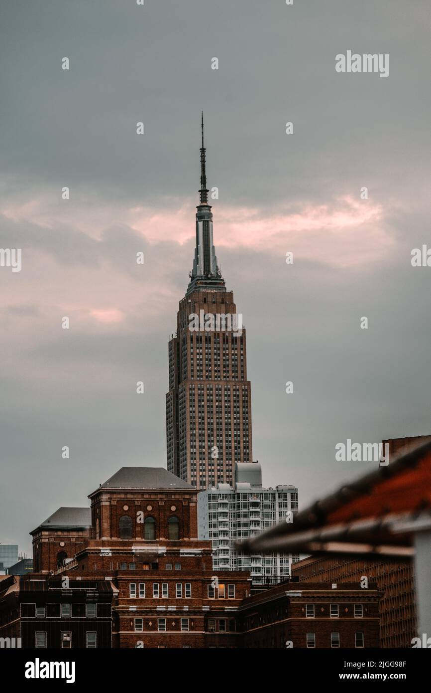 Blick auf das Empire State Building (NY, USA) während der goldenen Stunde aus der Ferne Stockfoto