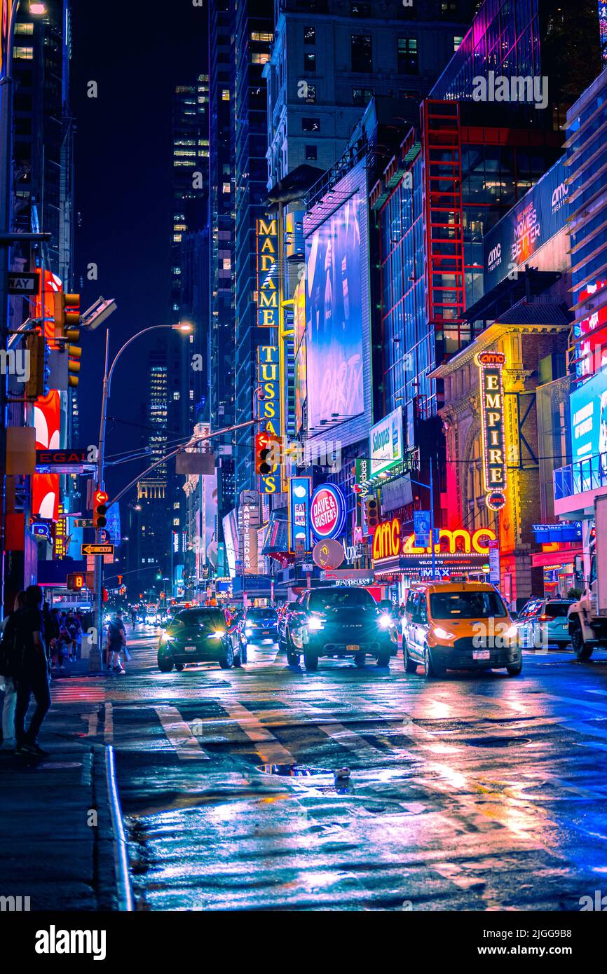 Manhattan Straßen in der Nacht nach Regen, in der Nähe des Times Square Stockfoto