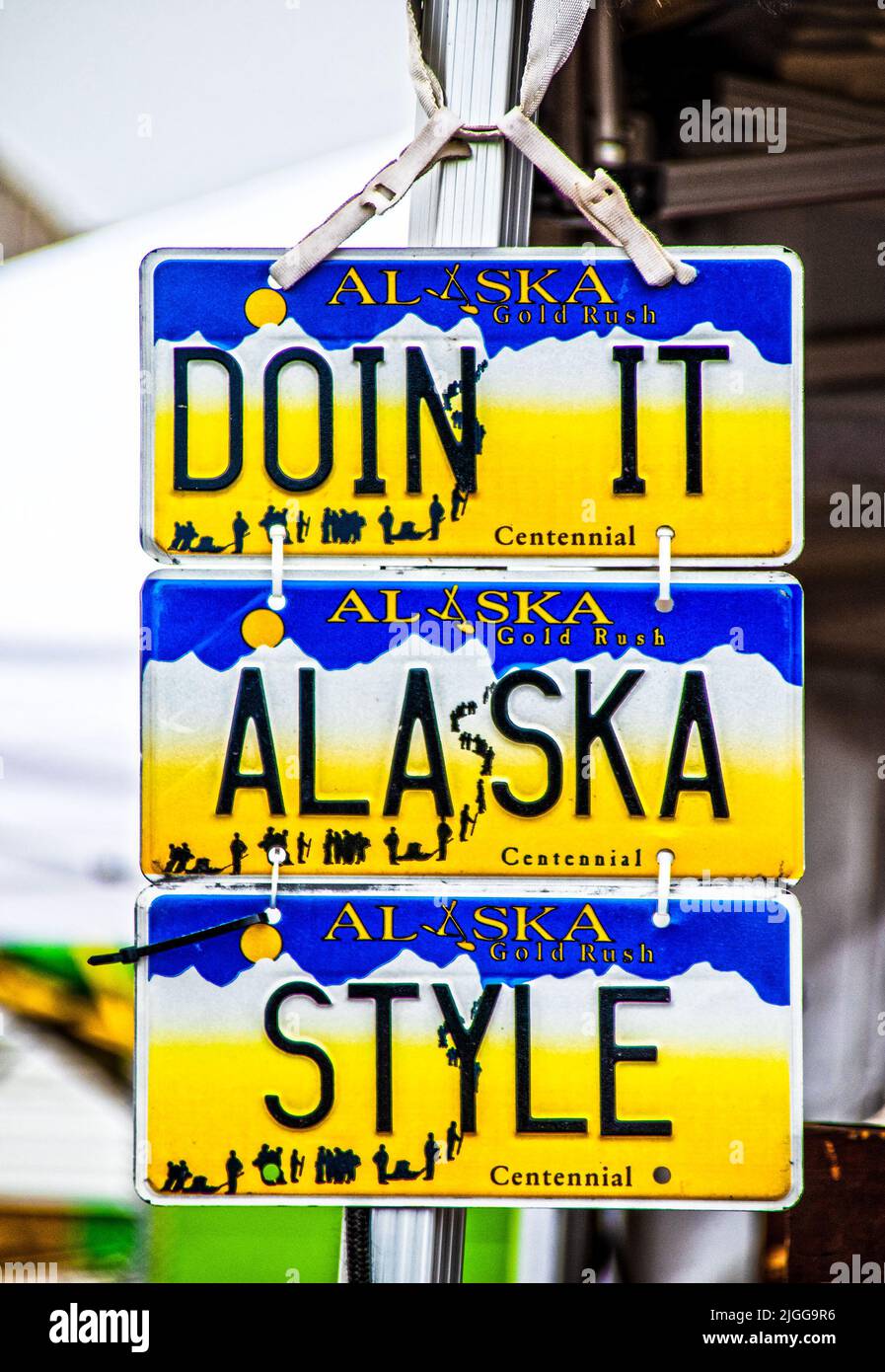 06-25-2022 Ankorage Alaska - Schild aus drei Alaskan-Kennzeichen mit der Aufschrift Doin IT Alaska Style Übergabe vom Zelt im Outdoor-Markt - Close Up Stockfoto