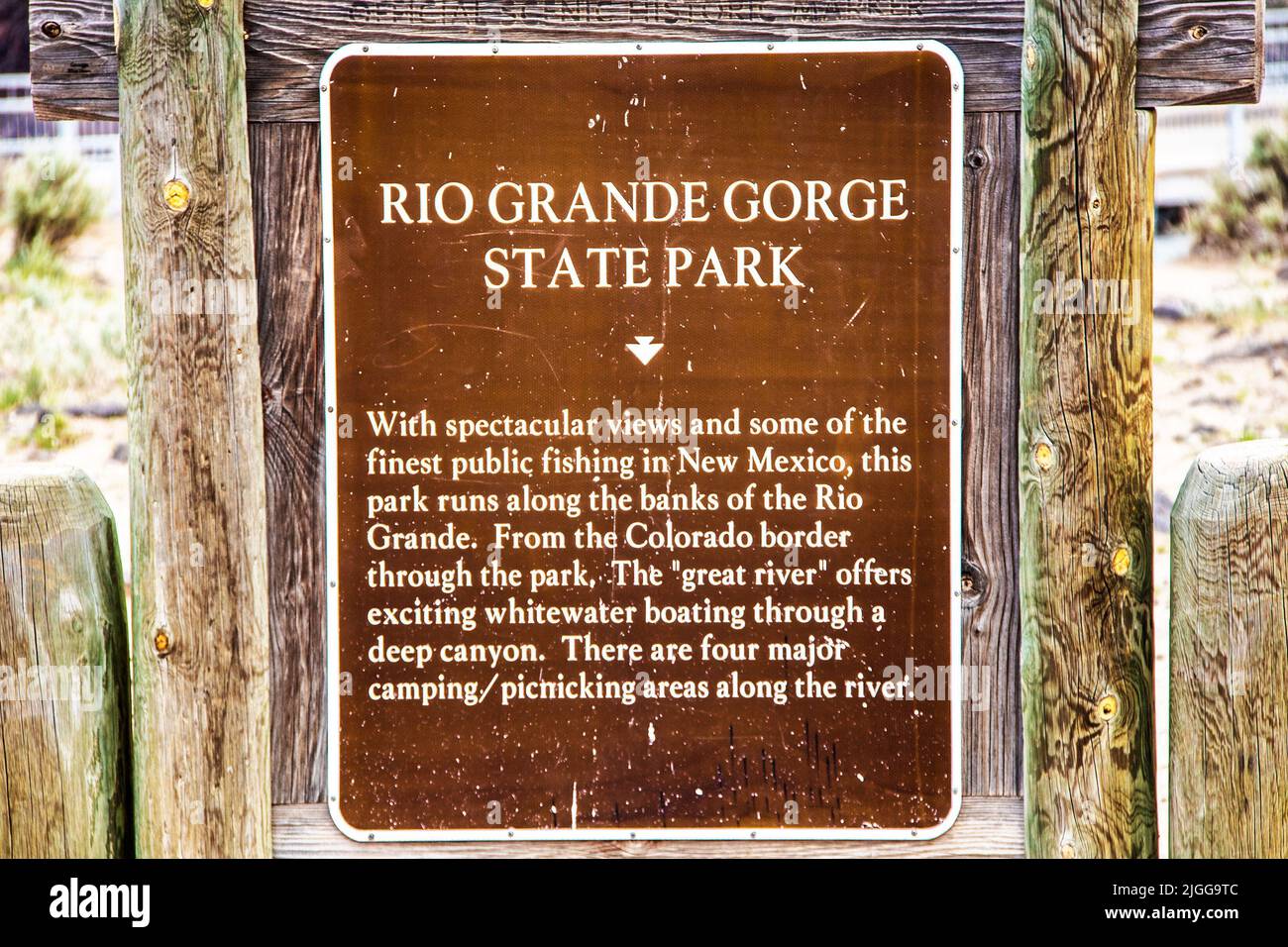 2021 05 21 Taos New Mexico USA - grungiges, vernarbtes Schild für den Rio Grande Gorge State Park auf rustikalem Holzrahmen Stockfoto