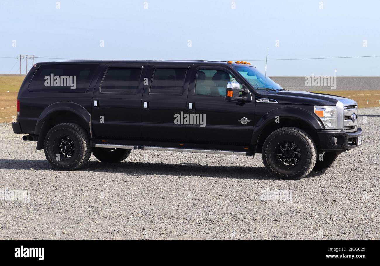 Jokulsarlon, Island - 23. Juni 2022: Seitenansicht eines riesigen schwarzen Ford F350 supertruck auf einem Parkplatz Stockfoto