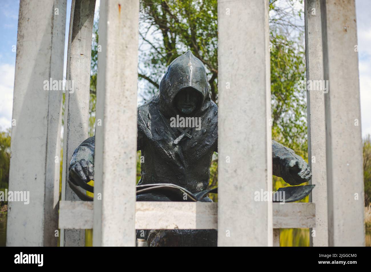 Nahaufnahme des Monuments Anonymous hinter einem Zaun in Opusztasze, Ungarn Stockfoto