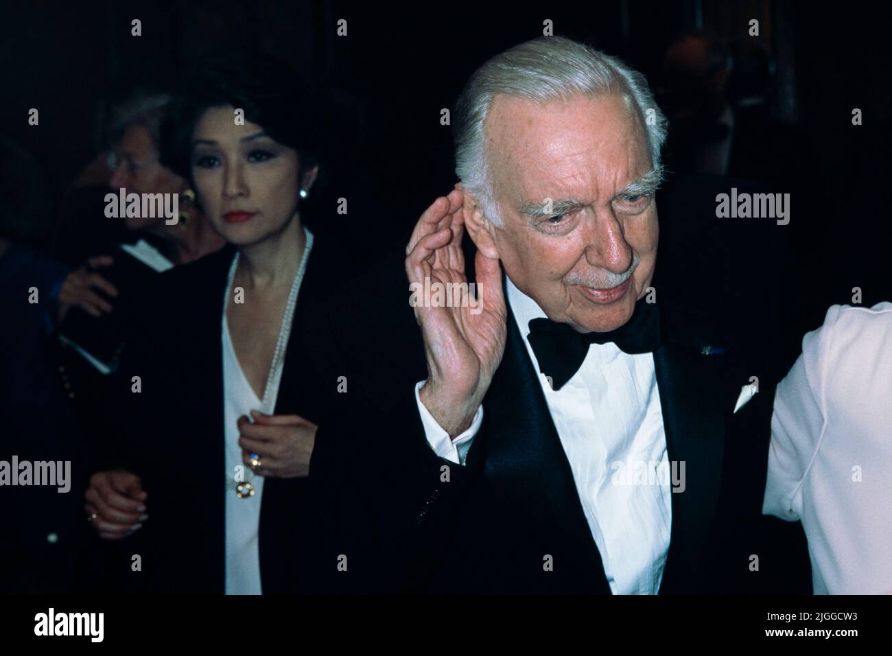 Der legendäre TV-Nachrichtensprecher Walter Cronkite, rechts, hört sich an, als er mit Nachrichtensprecher Connie Chung, links, während des jährlichen Roast and Toast Dinner im Four Seasons Hotel am 13. Mai 1997 in Washington an seinen Tisch geht. D.C. Cronkite wurde während der Veranstaltung mit dem Excellence in Journalism Award ausgezeichnet. Stockfoto