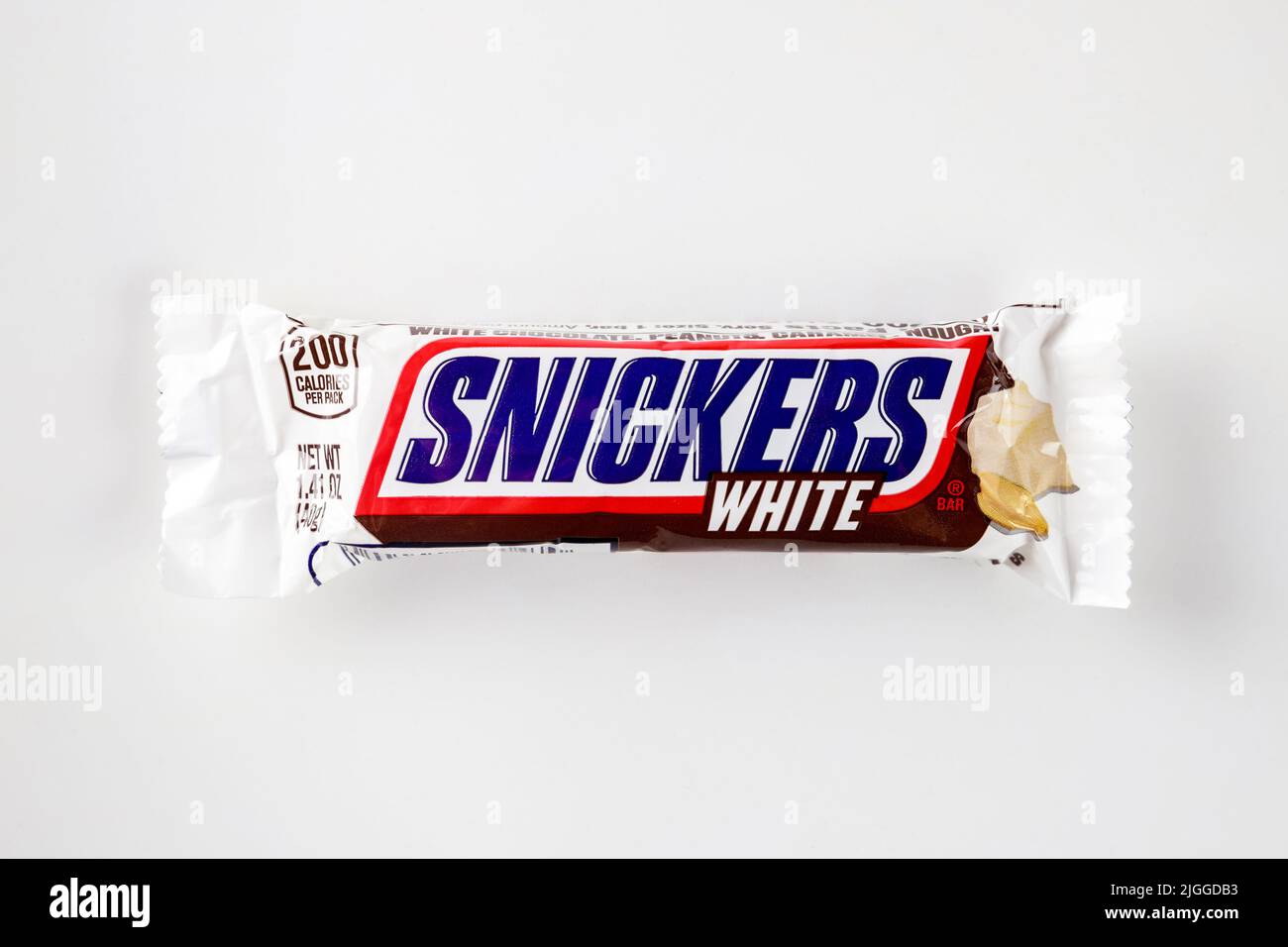 Snickers Bar mit frisch gerösteten Erdnüssen, Karamell und Nougat, überzogen mit weißer Schokolade. Stockfoto