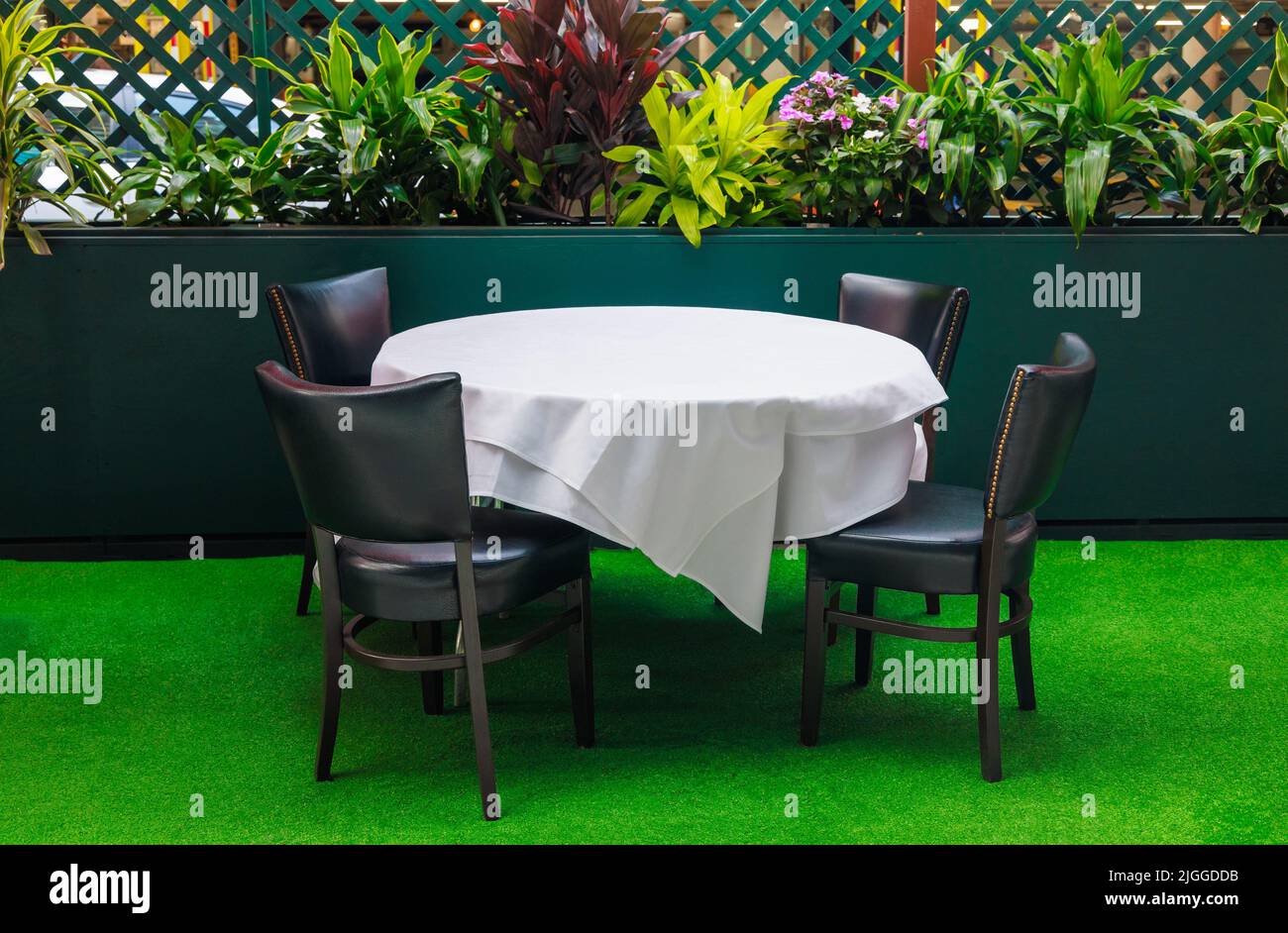 Tisch mit Stühlen zum Essen im Straßencafe. Stockfoto