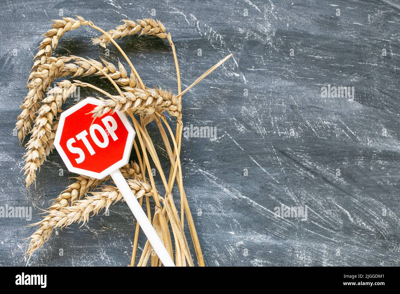Weizenimport und -Exportverbot.steigende Preise für Weizen- und Mehlprodukte.Stoppen Sie auf den Import und Export von Weizen.Weizen Sie Ohren und stoppen Sie Zeichen auf schwarzer Kreide Stockfoto