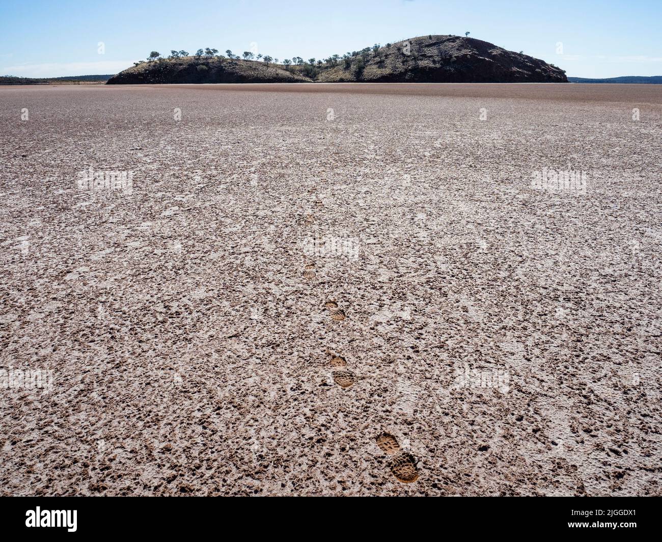 Fußspuren und Spuren in der Salzkruste und im roten Schlamm des Lake Ballard hinterlassen Touristen, die nach Sir Antony Gormleys „Salzmenschen“ suchen. Stockfoto