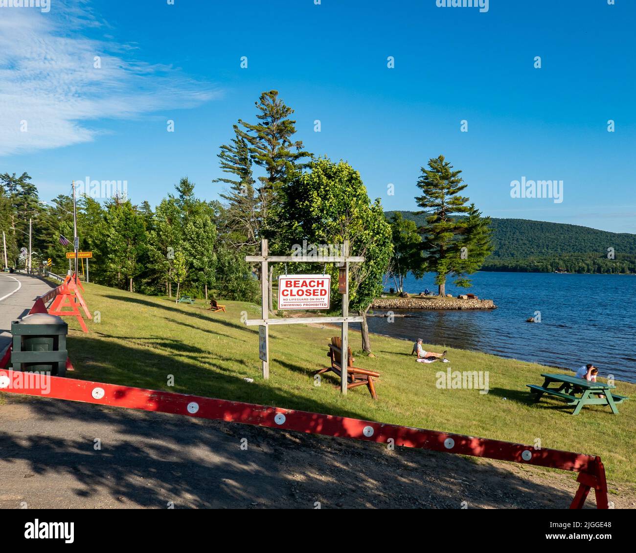 Schild mit der Ankündigung von Speculator, NY Schwimmstrand am See, angenehm, da kein Rettungsschwimmer im Dienst ist Stockfoto