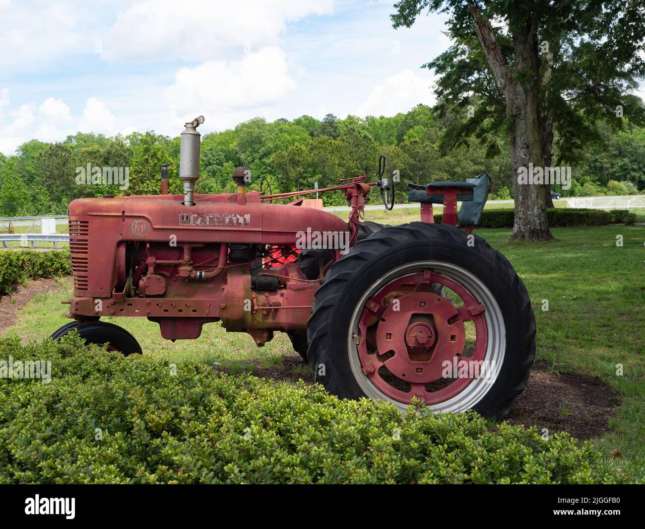 Ein alter roter McCormick Farmall-Traktor, der auf den Greenbrier Farms in Chensapeake, Virginia, ausgestellt wird. Stockfoto