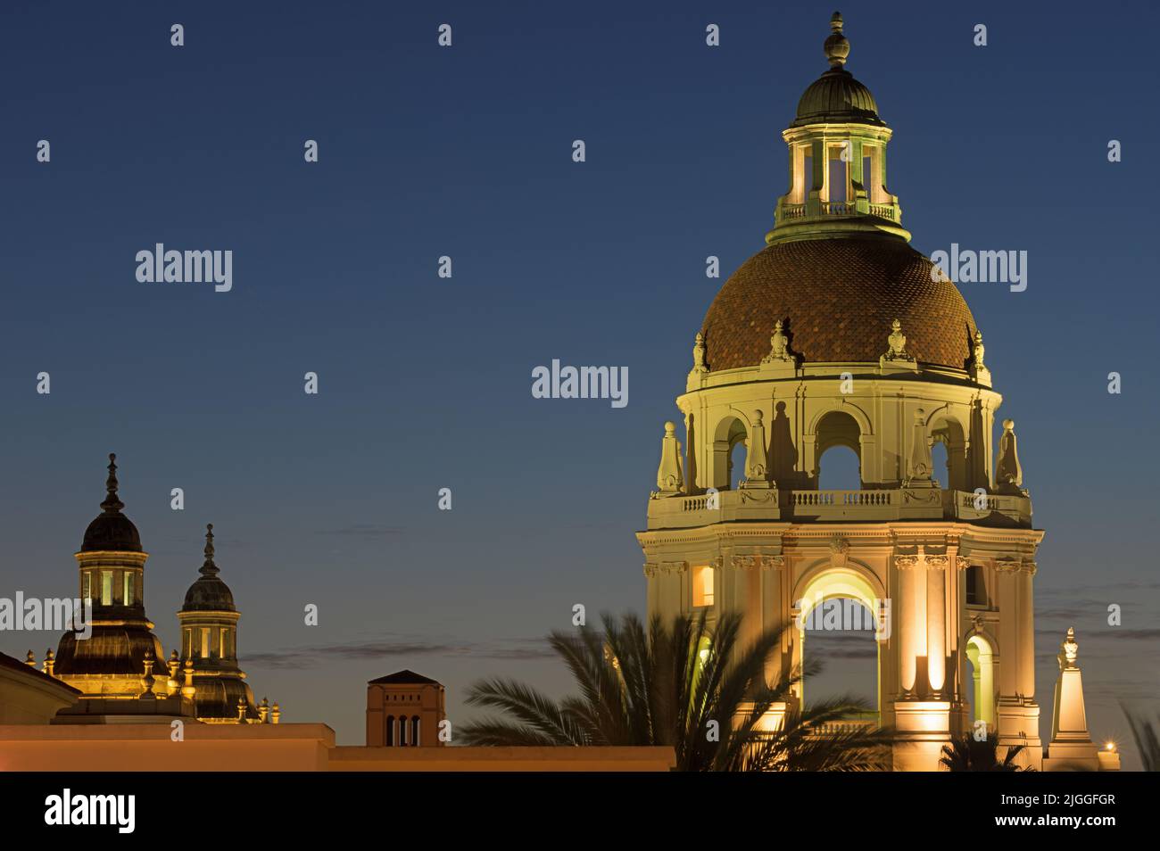 Das Rathaus von Pasadena steht vor einem blauen, dämmerungsblauen Himmel, der in Pasadena, Kalifornien, USA, gezeigt wird. Stockfoto
