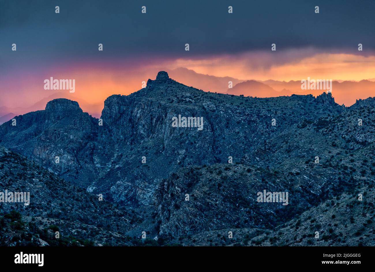 In der Abenddämmerung über den zerklüfteten Bergen von Tucson. Stockfoto