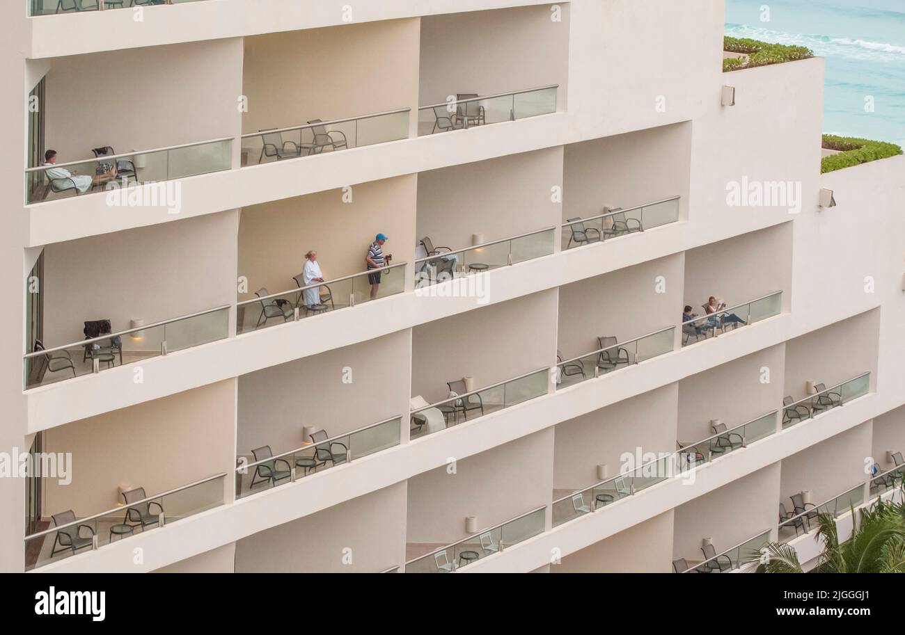 Urlauber auf Balkonen des Resorthotels Stockfoto