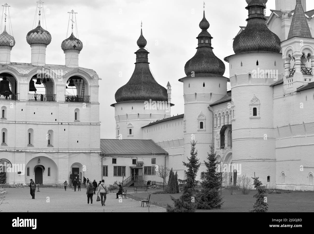 Rostow, Region Jaroslawl, Russland, 05.04.2022. Der weiße Stein Rostow Kreml. Cathedral Square, der große Glockenturm, russische Architektur des XVII. Cen Stockfoto