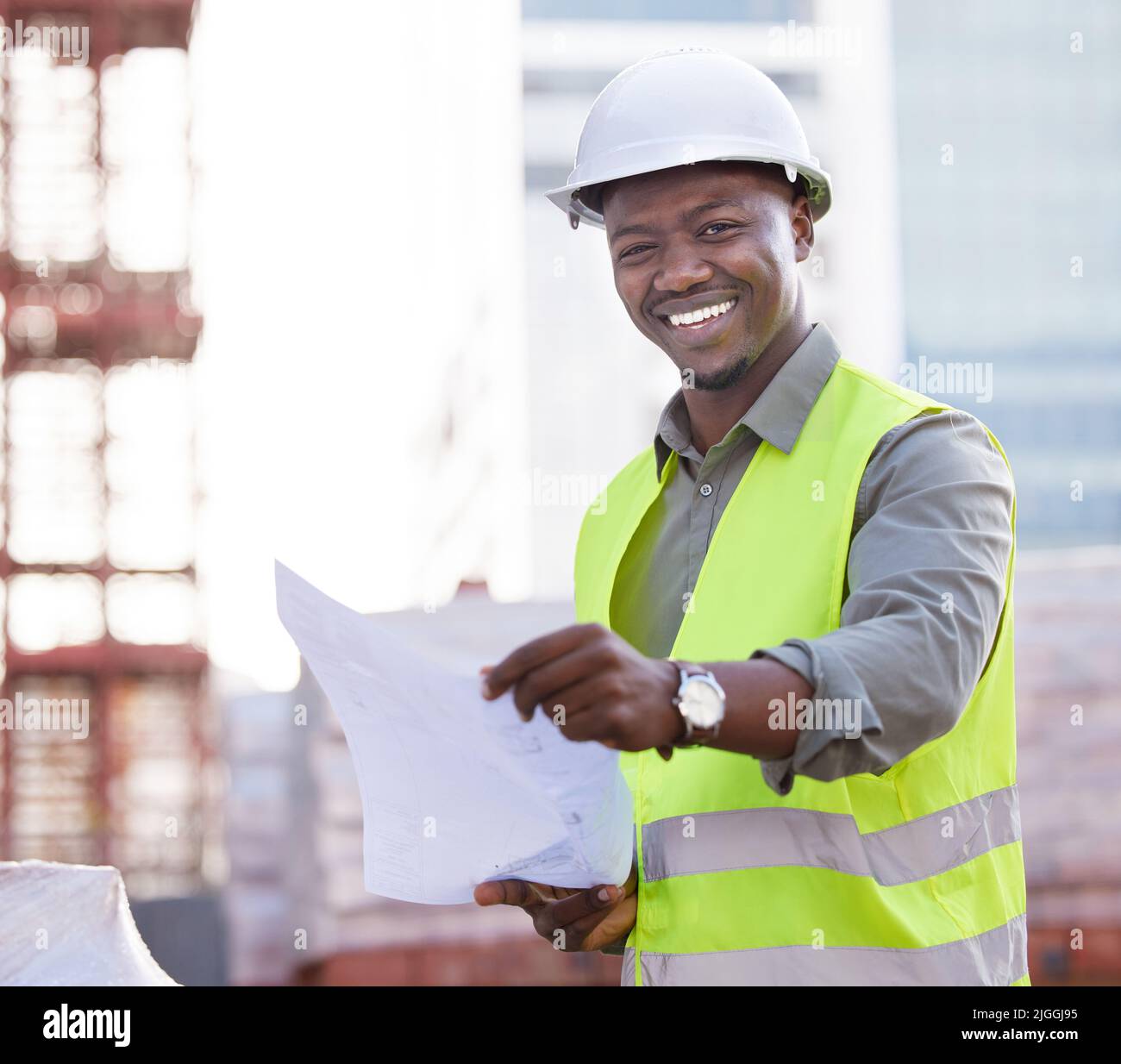 Dies sind Anweisungen für den Erfolg. Zugeschnittenes Porträt eines hübschen jungen Bauarbeiters, der ein Dokument liest, während er auf einer Baustelle steht. Stockfoto