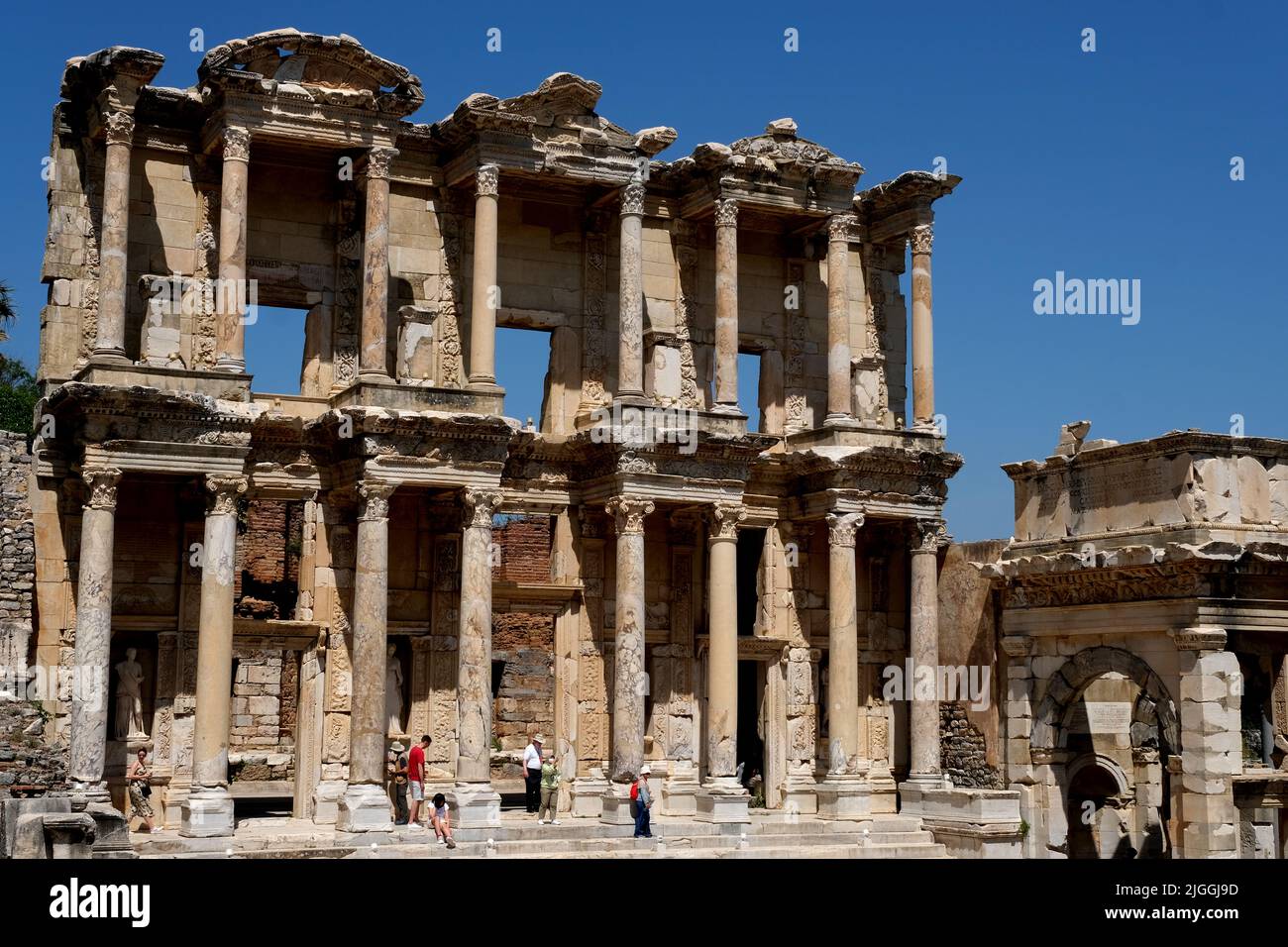 Das Bibliotheksgebäude unter den Ruinen von Ephesus in der Türkei Stockfoto