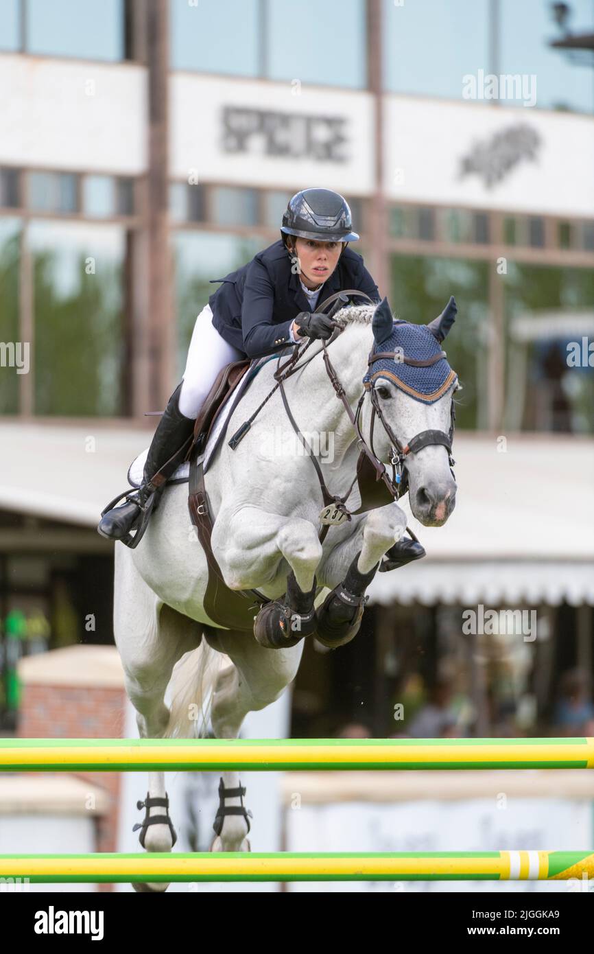 Calgary, Alberta, Kanada, 2022-07-09, Uma O’Neill (NZL) fährt im Uhrzeigersinn von Greenville Z, Spruce Meadows International Showjumping, Queen Elizabeth Stockfoto