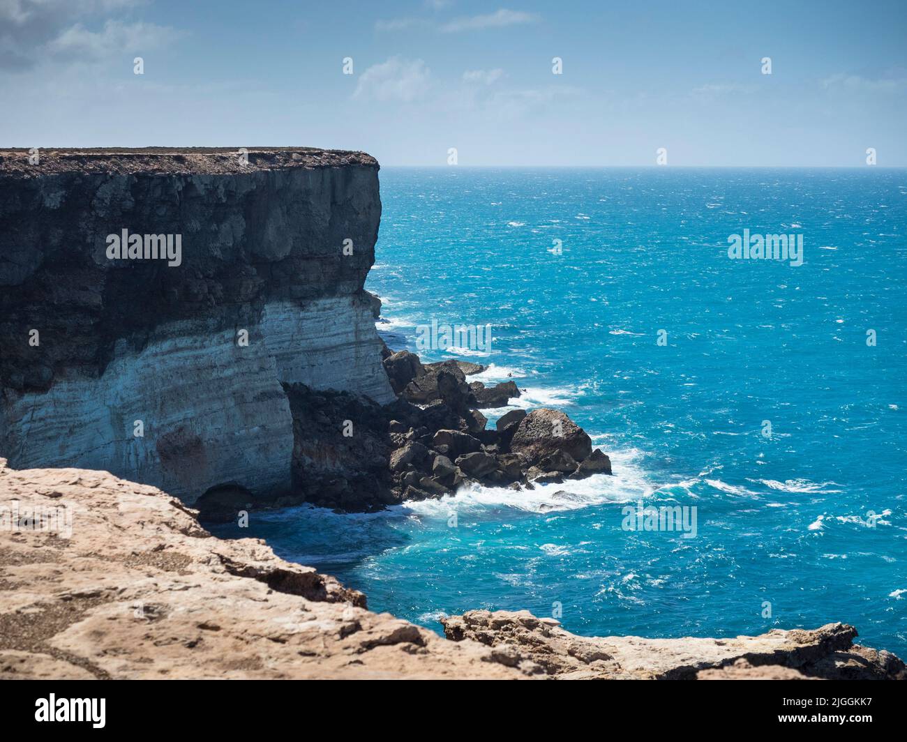 Die Nullabor Plain, die am Rande Australiens liegt, endet abrupt in hohen Klippen über der Great Australian Bight und dem Südlichen Ozean in Südaustralien. Stockfoto