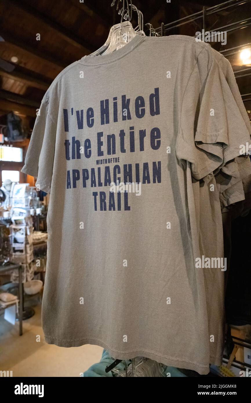 T-Shirt mit der Aufschrift „I'VE WANDERTE DIE GESAMTE Breite des APPALACHIAN TRAIL“ bei Mountain Crossings auf dem Appalachian Trail in Nordgeorgien. (USA) Stockfoto