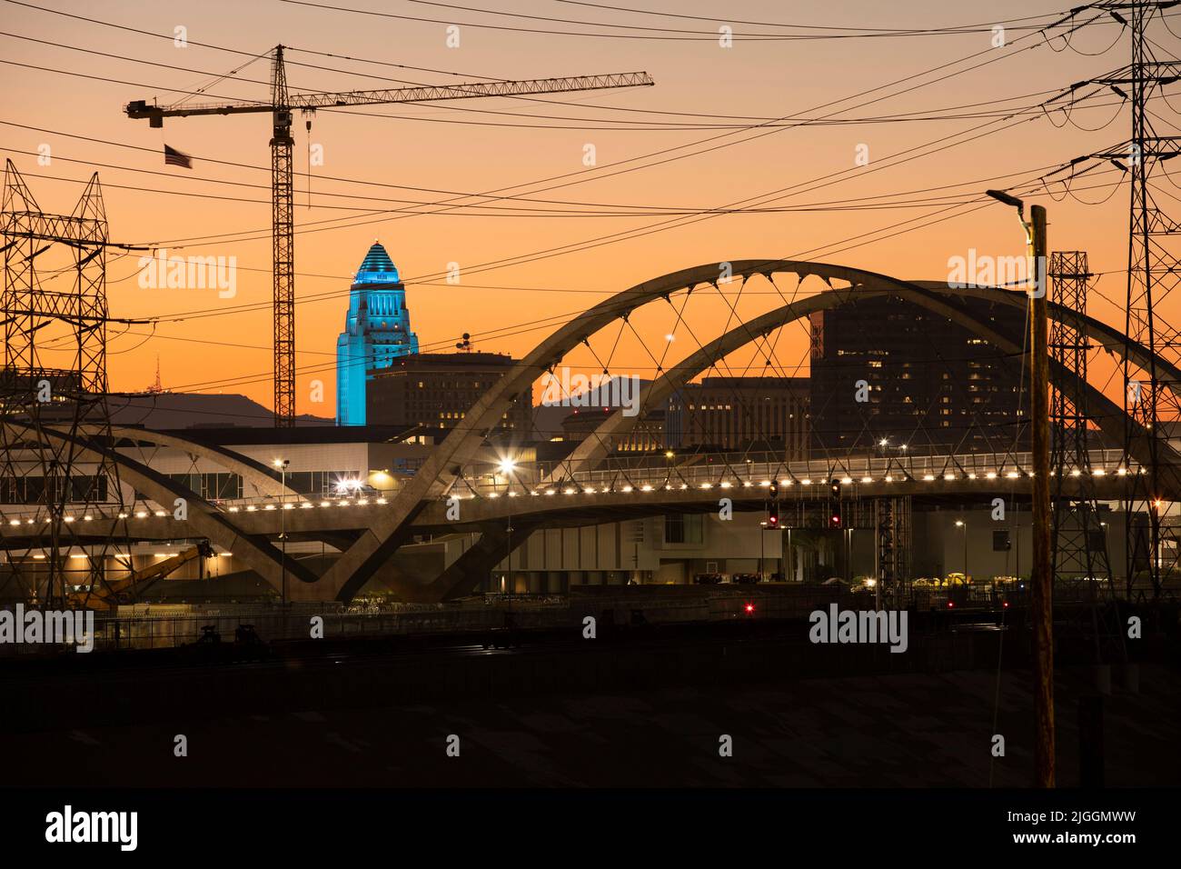 Auf der 6. Street Bridge, die durch Downtown Los Angeles, Kalifornien, USA führt, fällt die Dämmerung. Stockfoto