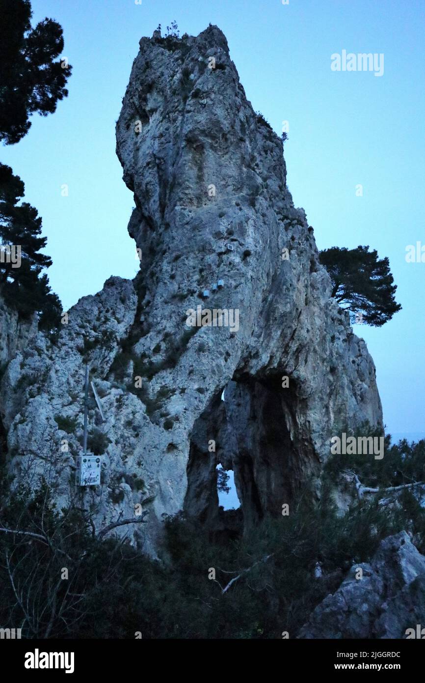 Capri - Sperone roccioso dell'Arco Naturale al Tramonto Stockfoto