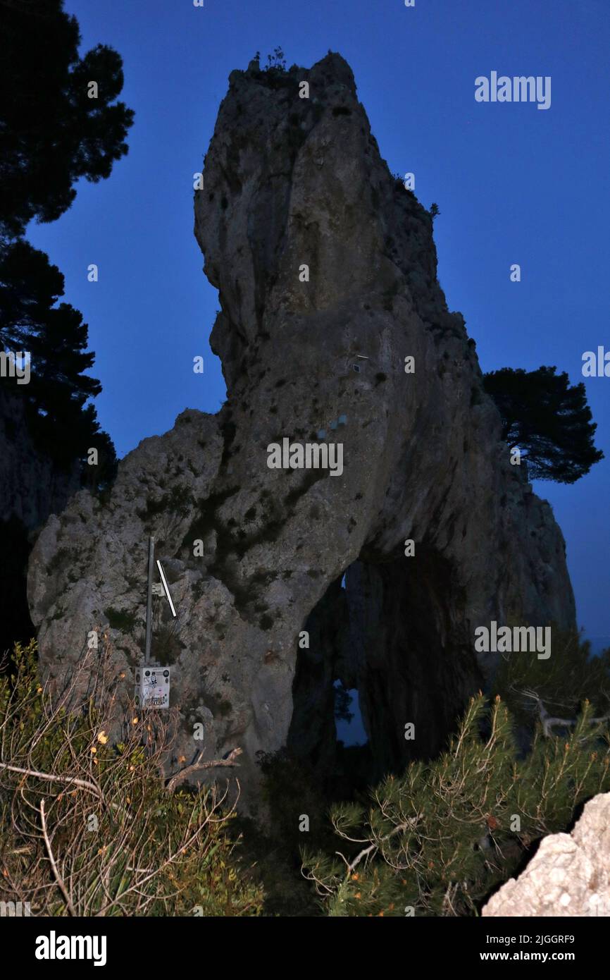 Capri – Sperone roccioso dell'Arco Naturale di sera Stockfoto
