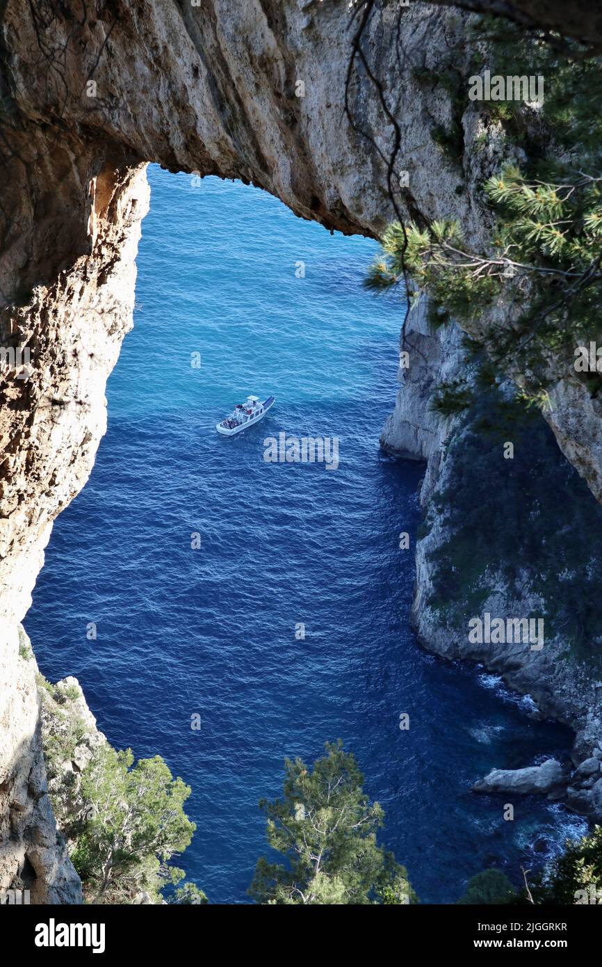 Capri - Turisti in barca all'Arco Naturale Stockfoto